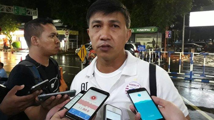 Manajer tim Persija Jakarta, Ardhi Tjahjoko saat ditemui wartawan di Bandara Internasional Halim Perdanakusuma, Jakarta Timur, Senin (3/12/2018) malam.