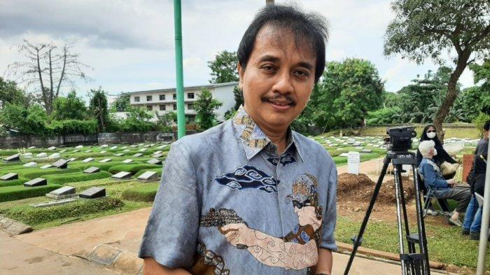 Mantan Menpora Roy Suryo saat menghadiri pemakaman Verawaty Fajrin di TPU Tanah Kusir, Kebayoran Lama, Jakarta Selatan, Minggu (21/11/2021).