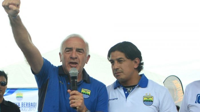 Pelatih Persib Bandung, Mario Gomez dan asistennya, Fernando Soler, di Stadion Sidolig, Minggu (10/12/2017).