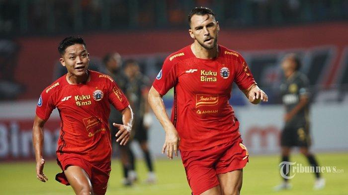 Pesepak bola Persija Jakarta, Marko Simic melakukan selebrasi usai mencetak gol ke gawang Bhayangkara FC pada pertandingan Liga 1 di Stadion Patriot Candrabhaga, Bekasi, Jawa Barat, Minggu (16/7/2023). Pada babak pertama pertandingan berakhir 3-1 untuk keunggulan Persija Jakarta.