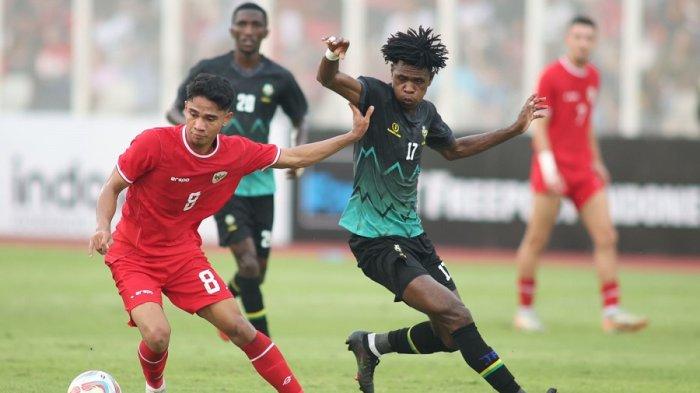 Gelandang Timnas Indonesia, Marselino Ferdinan berusaha melewati hadangan pemain Tanzania di Stadion Madya, Jakarta, Minggu (2/6/2024).