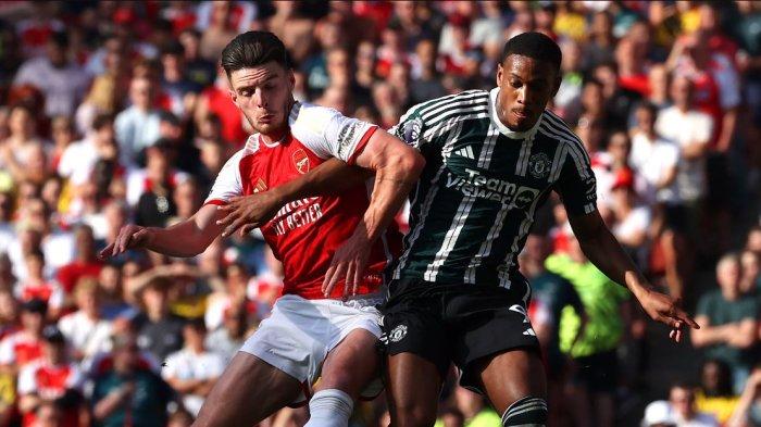 Gelandang Arsenal Declan Rice dan penyerang Manchester United Marcus Rashford berebut bola di Stadion Emirates, Minggu (3/9/2023).
