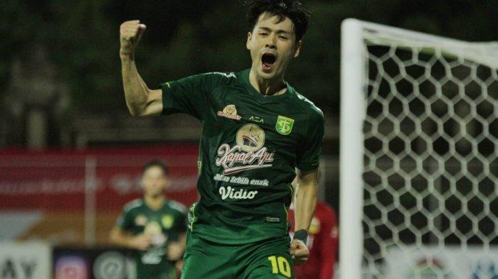 Pemain Persebaya Surabaya, Taisei Marukawa merayakan gol yang ia cetak ke gawang Bhayangkara FC, Selasa (18/1/2022).