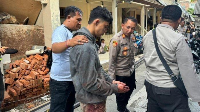 Pelaku pembunuhan PSK Rianti Agnesia saat digiring polisi Polsek Kuta Bali.