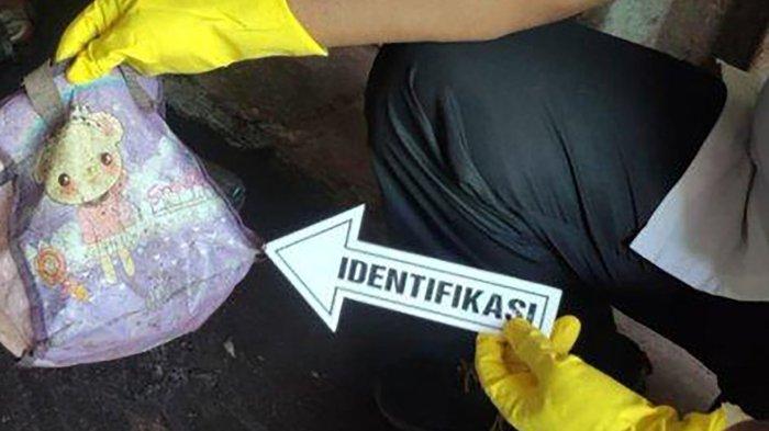 Polisi menemukan sebuah tas di dekat mayat wanita di dalam peti kemas kosong di Pelabuhan Tanjung Priok, Jakarta Utara, Selasa (16/1/2024).