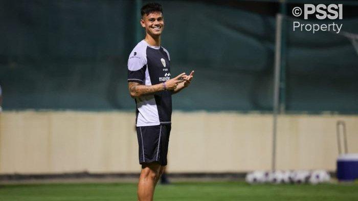 Bek Timnas Indonesia, Mees Hilgers di sesi latihan sebelum tampil di Kualifikasi Piala Dunia 2026.