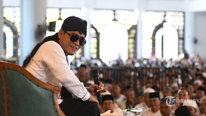 Miftah Maulana Habiburrahman, atau yang sering disapa Gus Miftah, menyampaikan hikmah beribadah di rumah. Pimpinan Pondok Pesantren Ora Aji, Miftah Maulana Habiburrahman atau lebih dikenal dengan Gus Miftah menangis mendapat kabar wafatnya Syekh Ali Jaber.