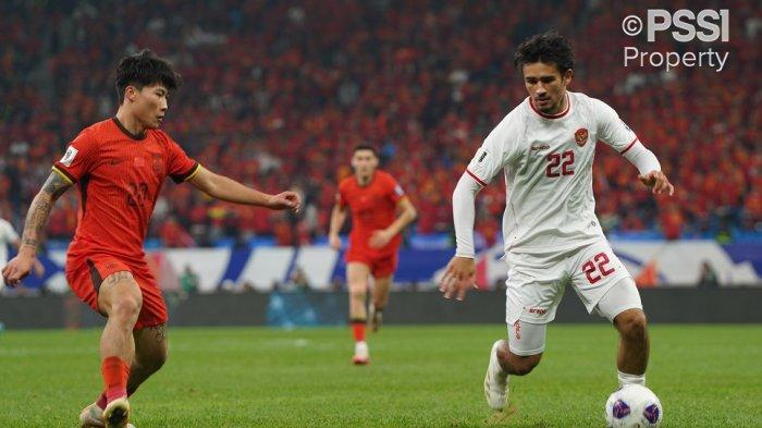 Aksi pemain Timnas Indonesia, Nathan Tjoe-A-On dikawal ketat pemain China.