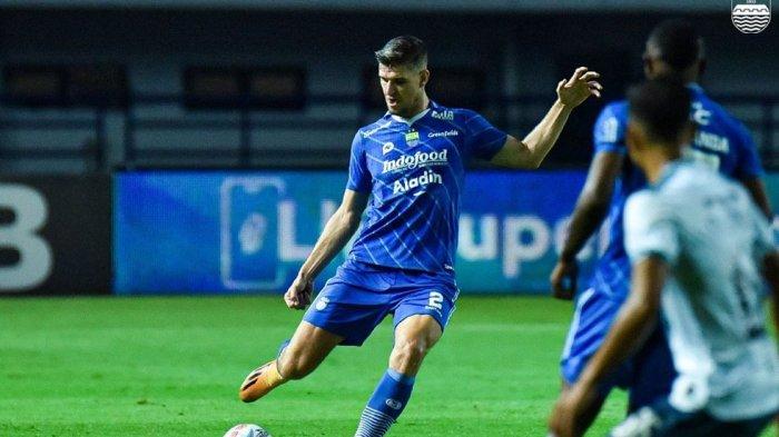 Bek Persib Bandung Nick Kuipers menjauhkan bola dari pemain Persita Tangerang di Stadion GBLA, Minggu (1/10/2023) malam WIB.