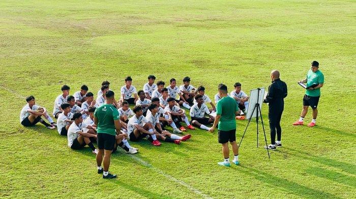 Pelatih dan staff Timnas Indonesia U-16 sedang memberikan instruksi kepada para pemain di Lapangan B GBK, Senayan, Jakarta, Senin (19/2/2024)