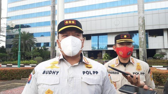 Kepala Satpol PP Jakarta Timur, Budhy Novian saat melakukan apel Operasi Penjangkauan Penyandang Masalah Kesejahteraan Sosial (PMKS), Manusia Silver dan Badut di halaman Kantor Walikota Jakarta Timur, Rabu (24/3/2021)