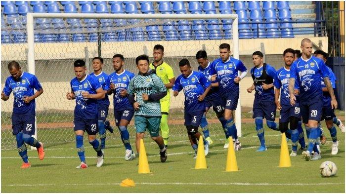 Pelatih Fisik Persib Bandung Yaya Sunarnya (tengah) bersama pemain berlari mengelilingi lapangan saat melakukan pemanasan di Stadion Si Jalak Harupat, Kabupaten Bandung, Minggu (17/11). Pemain di persiapkan fisik dan kekompakan serta skill di lapangan.