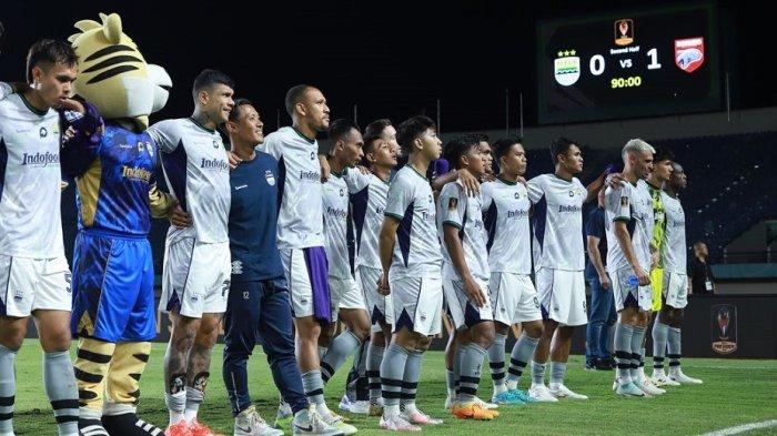 Para pemain Persib Bandung menemui Bobotoh di Stadion Si Jalak Harupat Kabupaten Bandung.
