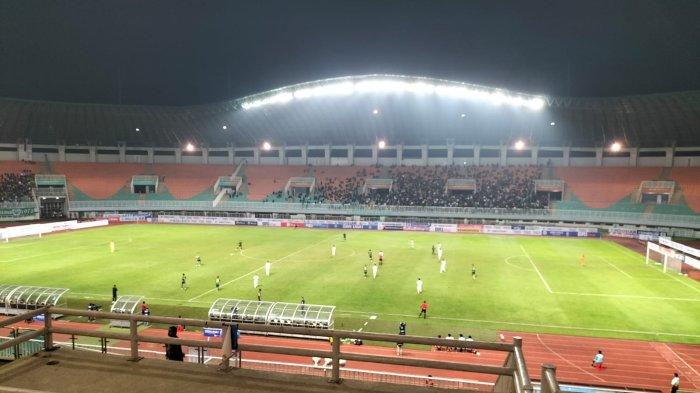 Suasana pertandingan Persikabo 1973 melawan Persija Jakarta di Stadion Pakansari, Bogor, Jawa Barat, pada Minggu (9/7/2023).