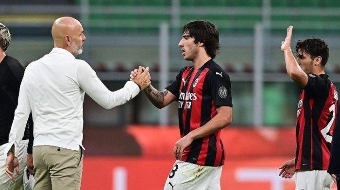 Pelatih AC Milan, Stefano Pioli, menjabat tangan Sandro Tonali setelah laga kontra Bologna pada Selasa (22/9/2020) dini hari WIB. Pioli dan Tonali dianggap dua faktor yang membuat AC Milan berpeluang juara Serie A Liga Italia musim 2021/2022.