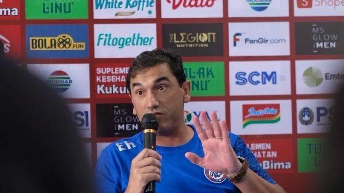 Pelatih Arema FC Eduardo Almeida memberikan keterangan pers jelang laga melawan Persija Jakarta dalam pekan ketujuh Liga 1 2022/2023.