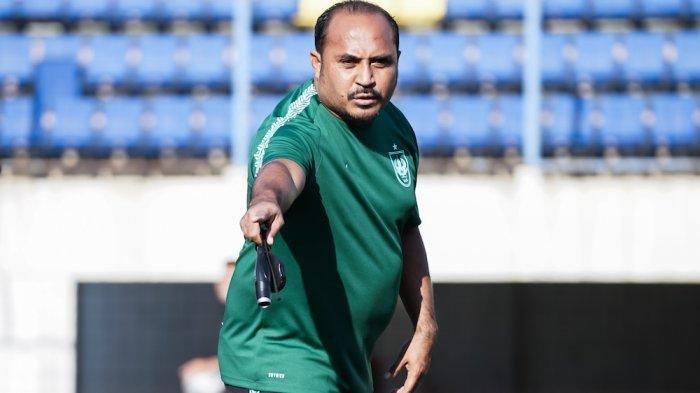 Pelatih Imran Nahumarury saat memberi arahan dalam latihan.
