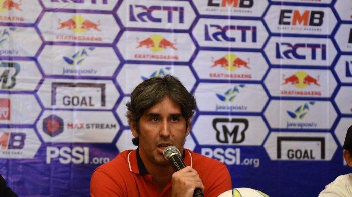 Pelatih kepala Bali United, Stefano Cugurra alias Teco saat menghadiri sesi jumpa pers