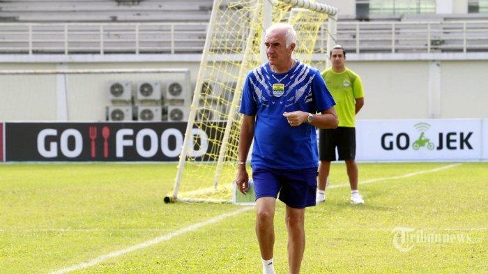 Pelatih Persib Mario Gomez dan asistennya Fernando Soler (belakang) mengawasi latihan menjelang pertandingan Liga 1 melawan tuan rumah Mitra Kukar di Stadion Aji Imbut Tenggarong Kabupaten Kutai Kartanegara Kalimantan Timur, Kamis (9/8/2018).