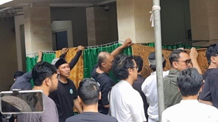 Sejumlah pelayat mendatangi rumah duka Babe Cabita di kawasan Cirendeu, Tangerang Selatan, Selasa (9/4/2024).