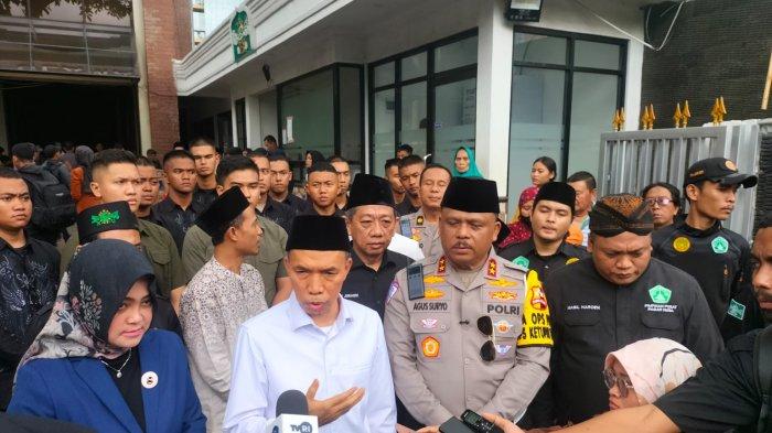 Ketua Pengurus Besar Nahdlatul Ulama (PBNU), KH Choirul Sholeh Rasyid bersama Kakorlantas Polri irjen Pol Agus Suryonugroho melepas puluhan bus dalam program “Mudik Seru, Bareng NU” di Jakarta Pusat, Selasa (25/3/2025).