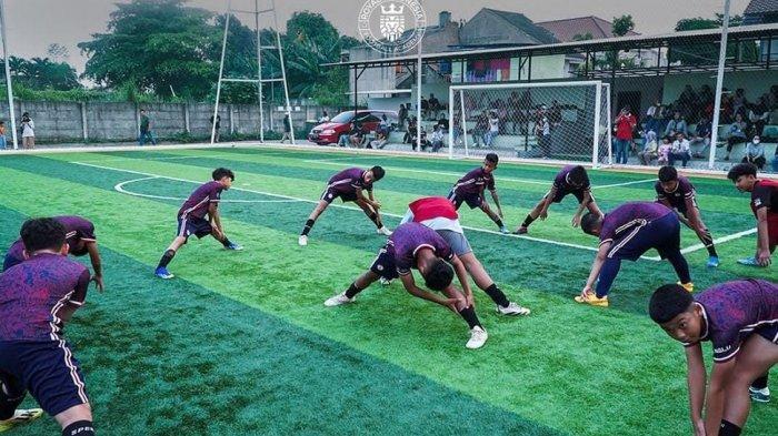 Akademi sepak bola Royal Indonesia Football Academy (RIFA) menerapkan kurikulum pembelajaran yang diadopsi dari Real Madrid Foundation Indonesia.