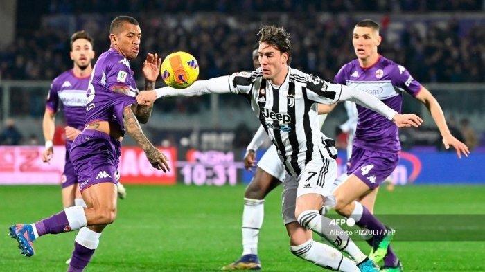Pemain depan Juventus asal Serbia, Dusan Vlahovic (kanan) ditantang oleh bek Fiorentina asal Brasil Igor Julio dalam pertandingan sepak bola leg pertama semifinal Piala Italia (Coppa Italia) Fiorentina vs Juventus di stadion Artemio-Franchi di Florence pada 2 Maret 2022.