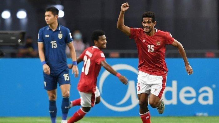 Pemain Indonesia Ricky Richardo Kambuaya (kanan) merayakan golnya pada leg kedua pertandingan final sepak bola Piala Suzuki AFF 2020 antara Thailand dan Indonesia di Stadion Nasional di Singapura pada 1 Januari 2022. Roslan RAHMAN / AFP