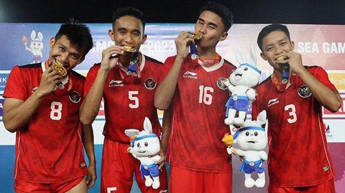 Empat pemain Timnas U-22 Indonesia dari Persija Jakarta yakni Witan Sulaeman, Rizky Ridho, Muhammad Ferarri, dan Ilham Rio Fahmi menunjukkan medali emas usai antar Timnas Indonesia U-22 raih emas di SEA Games 2023.