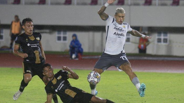 Pemain Persib Bandung Ciro Alves (jersey putih) melompat melewati hadangan pemain Dewa United dalam laga yang berakhir seri dengan skor (1-1) pada pertandingan Liga 1 2022/2023 di Stadion Manahan Solo, Jawa Tengah , Rabu (14/12/2022).