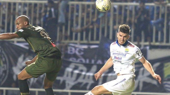 Pemain Persib Bandung Nick Kuipers berduel dengan Loris Arnaud.