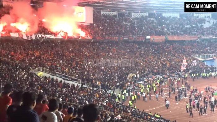 Para pemain Persija Jakarta dan suporter The Jakmania bersuka cita usai mengalahkan PSS Sleman dengan skor 5-0 sekaligus mengakhiri Liga 1 2022/2023 di posisi runner-up di Stadion Utama Gelora Bung Karno (SUGBK), Jakarta, Sabtu (15/4/2023) malam. Perayaan tersebut sempat diwarnai pembakaran flare oleh sejumlah oknum di tribun penonton.