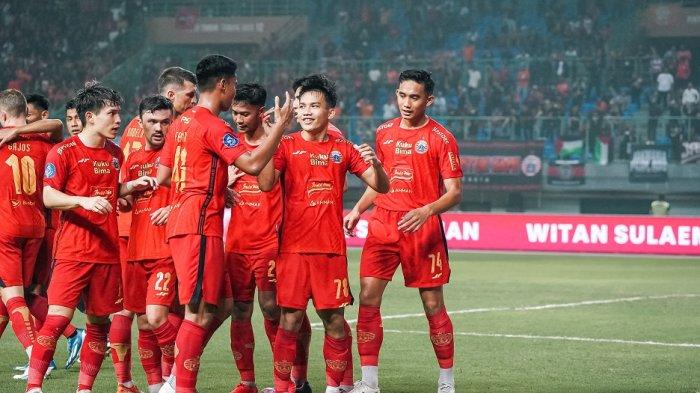 Pemain Persija Jakarta melakukan selebrasi bersama-sama usai Witan Wulaeman mencetak gol ke gawang Persikabo 1973 di Stadion Patriot Candrabhaga, Bekasi, Kamis (9/11/2023).