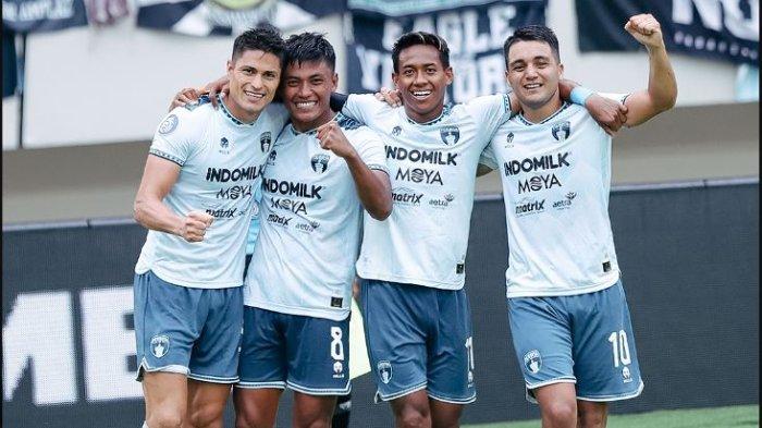 Pemain Persita Tangerang melakukan selebrasi usai mencetak gol di Liga 1.