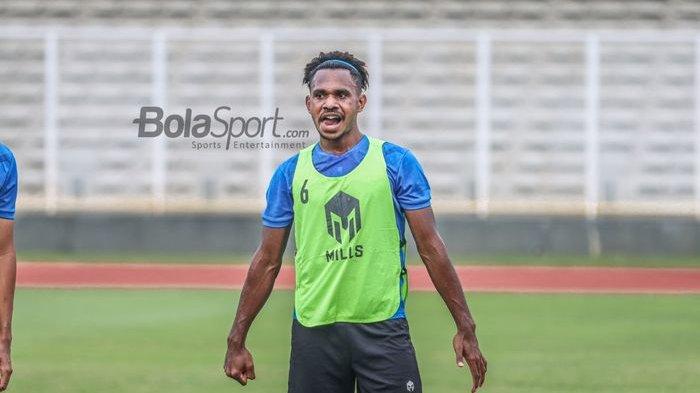 Pemain timnas U-19 Indonesia, Barnabas Sobor, nampak hadir berlatih di Stadion Madya, Senayan, Jakarta, 2 Maret 2022.