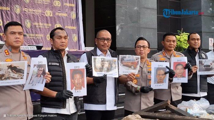 Para tersangka kasus pembakaran mobil polisi di Harjamukti, Depok, saat dihadirkan dalam jumpa pers pengungkapan kasus ini di Polda Metro Jaya, Jakarta Selatan, Senin (21/4/2025).
