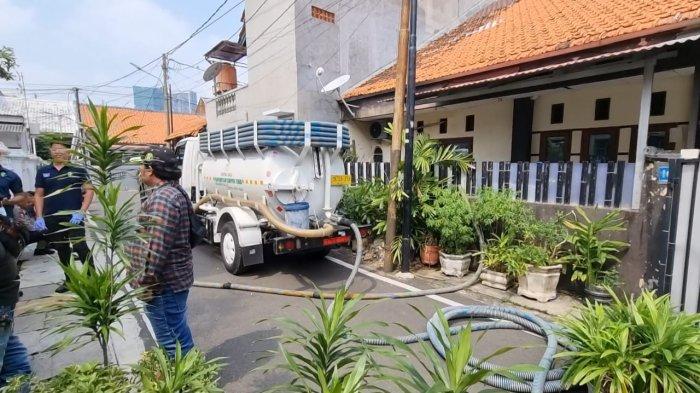 Proses pembongkaran septic tank di rumah sewaan yang dijadikan klinik aborsi di Jalan Merah Delima, Sumur Batu, Kemayoran, Jakarta Pusat, Senin (3/7/2023).