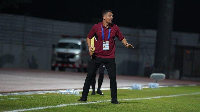 Pelatih Persija Jakarta, Carlos Pena memberikan instruksi dari sisi lapangan.