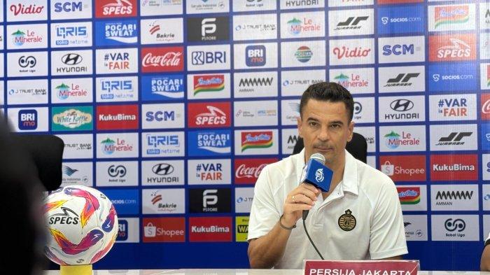 Pelatih Persija Jakarta, Carlos Pena, dalam konferensi pers usai pertandingan kontra Persita Tangerang di Jakarta International Stadium (JIS), Minggu (19/1/2025)