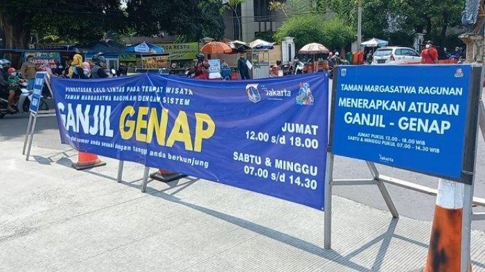 Penerapan ganjil genap di kawasan wisata Taman Margasatwa Ragunan, Pasar Minggu, Ragunan, Jakarta Selatan, Minggu (24/10/2021).