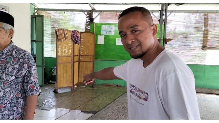 Chandra, penghuni Rusun Rorotan, menunjukkan titik penemuan ular sawah yang masuk ke Musala Ar-Rahman beberapa waktu lalu.
