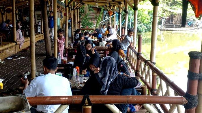 Suasana keramaian pengunjung wisata Situ Rawa Gede di Kelurahan Bojong Menteng, Rawalumbu, Kota Bekasi, Sabtu (13/4/2024).