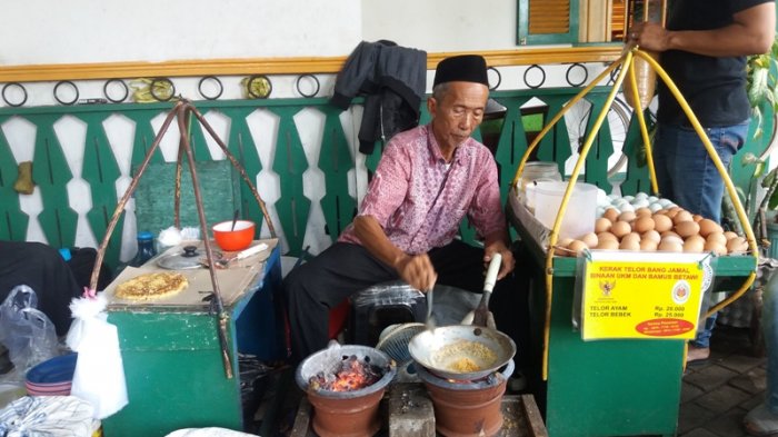 Penjual kerak telor di kawasan Monas