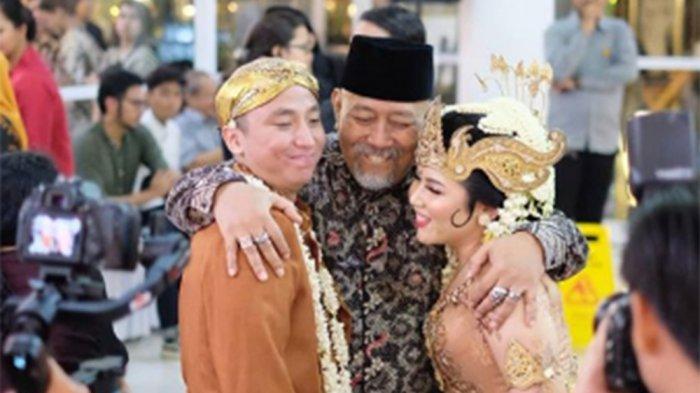 Indro Warkop memeluk pasangan pengantin baru Satrio Sarwo Trengginas dan Rivania Eda Anandiza Rizal di pernikahan mereka pada Sabtu, 29 Februari 2020, di Felfest Faculty Club, Universitas Indonesia, Jalan Prof. Dr. Miriam Budiardjo, Jagakarsa, Jakarta Selatan.