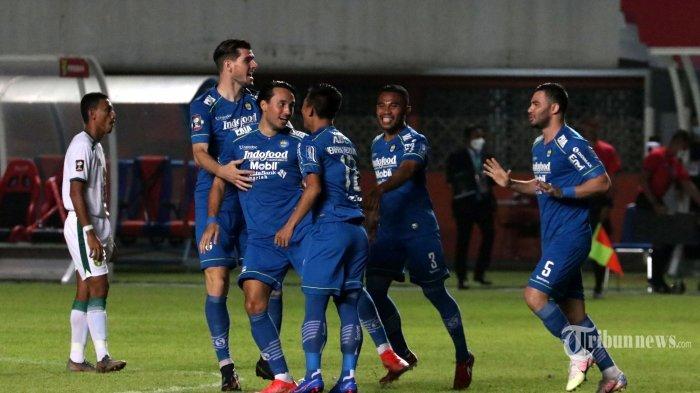 Pemain Persib Bandung, Ezra Walian (keempat dari kanan) melakukan selebrasi bersama rekan-rekannya usai mencetak gol pertama bagi timya ke gawang Persebaya Surabaya dalam laga perempat final Piala Menpora 2021 di Stadion Maguwoharjo, Depok, Kabupaten Sleman, Daerah Istimewa Yogyakarta, Minggu (11/4/2021) malam. Persib Bandung berhasil lolos ke semifinal usai menaklukkan Persebaya Surabaya dengan skor 3-2 (3-0).