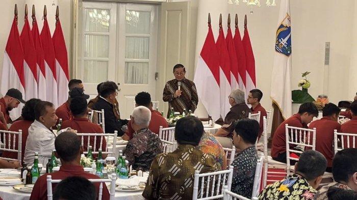 Gubernur DKI Jakarta Pramono Anung saat berbicara di depan para pemain dan staf Persija Jakarta saat mengundang mereka ke Balai Kota Jakarta, Kamis (10/4/2025).