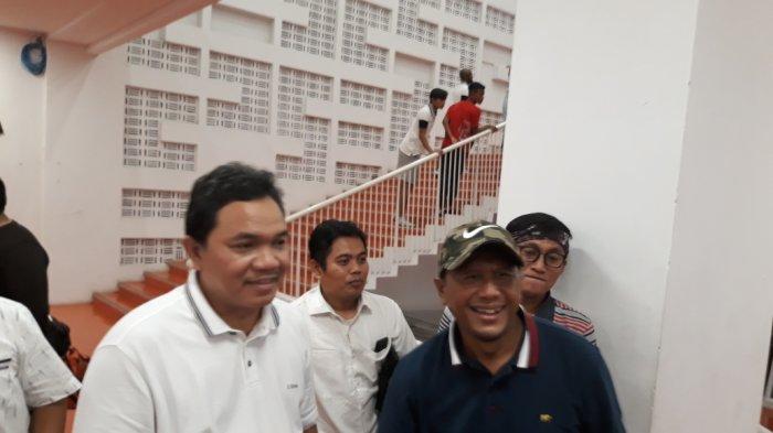 Presiden klub Madura United, Achsanul Qosasi berfoto bersama Rahmad Darmawan di SUGBK, Jakarta Pusat, Jumat (13/12/2019).