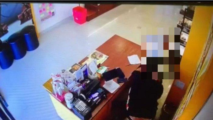 Seorang pria melakukan pelecehan seksual terhadap kasir toko roti di Cimanggis, Kota Depok berinisial RPH (20) viral di media sosial.