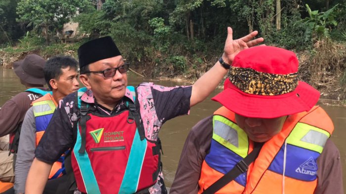 Prof.Dr.H.Dailami Firdaus, Anggota DPD RI Provinsi DKI Jakarta, saat blusukan memantau Sungai Ciliwung beberapa waktu lalu.