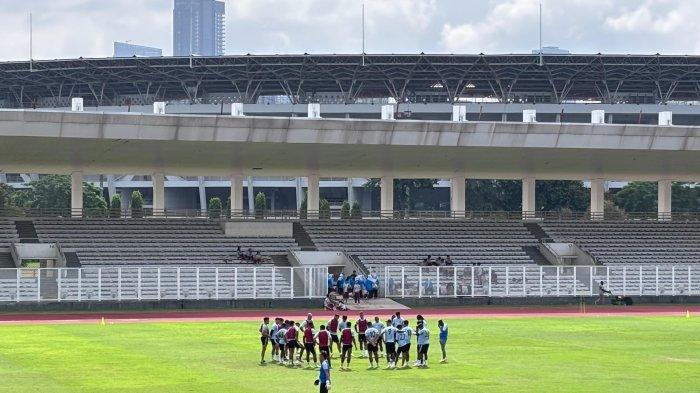 Para pemain PSBS Biak sedang berlatih menjelang melawan Persija Jakarta, di Stadion Madya, Senayan, Jakarta, Jumat (31/1/12025)